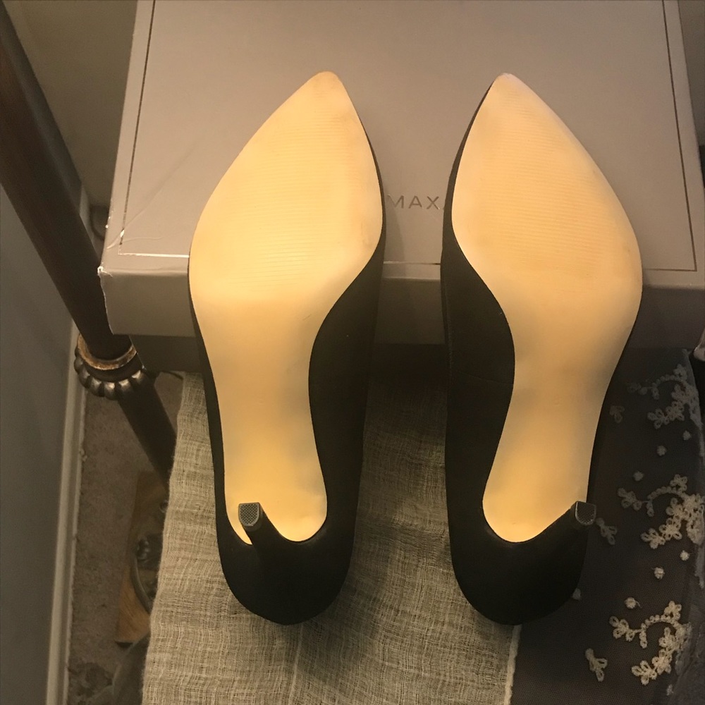 BCBG MAXAZRIA SUEDE PUMP - Picture 3 of 4